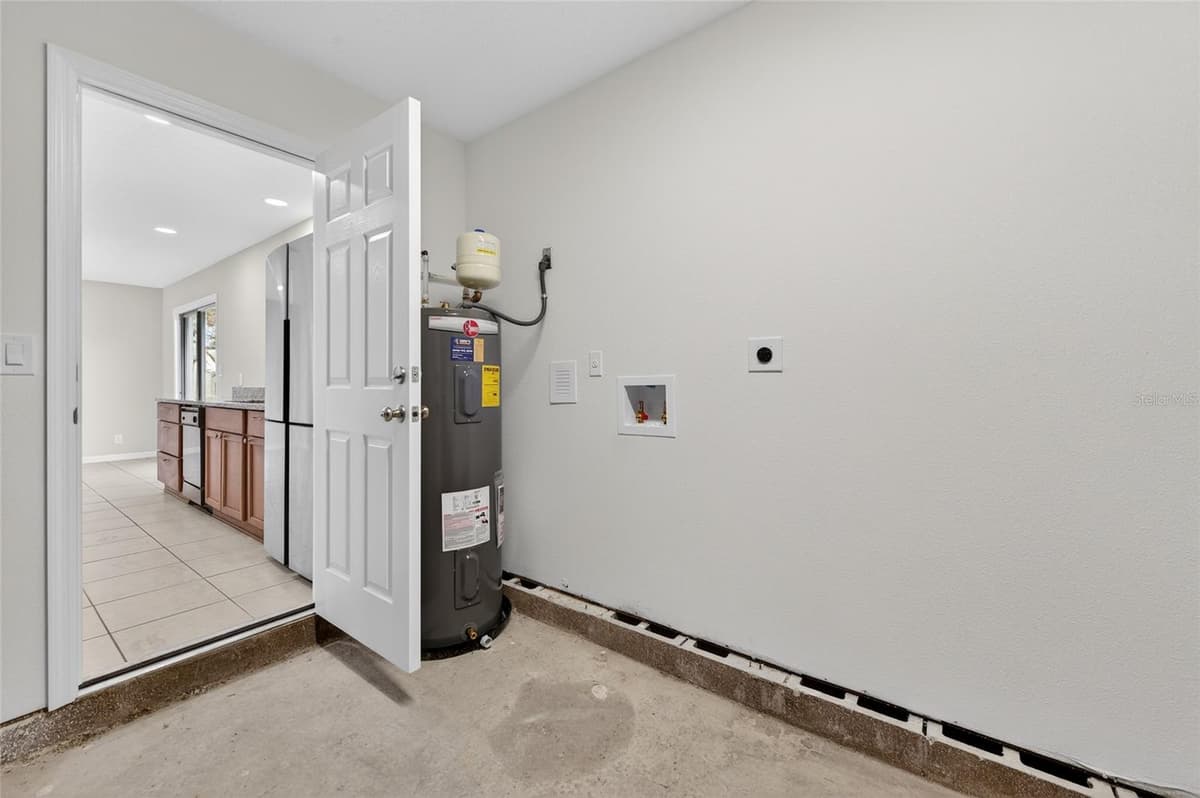 365 HAND AVENUE — photo 12 of 17