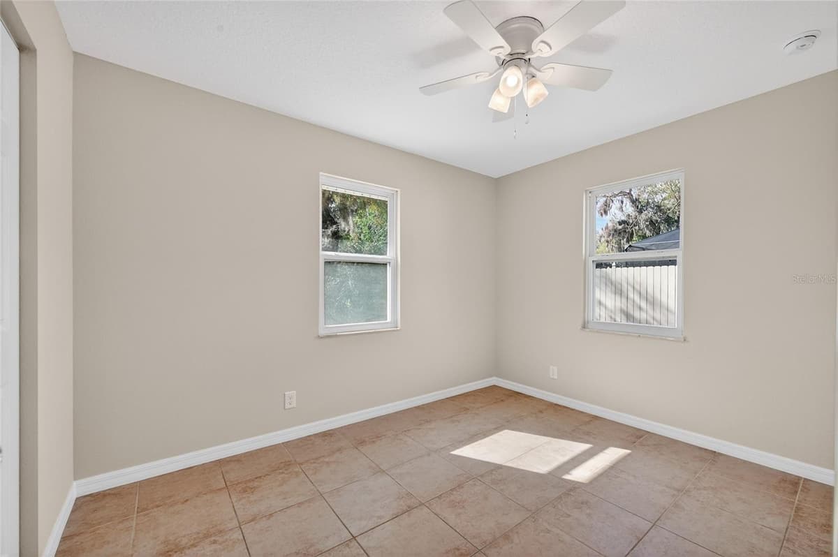 365 HAND AVENUE — photo 15 of 17