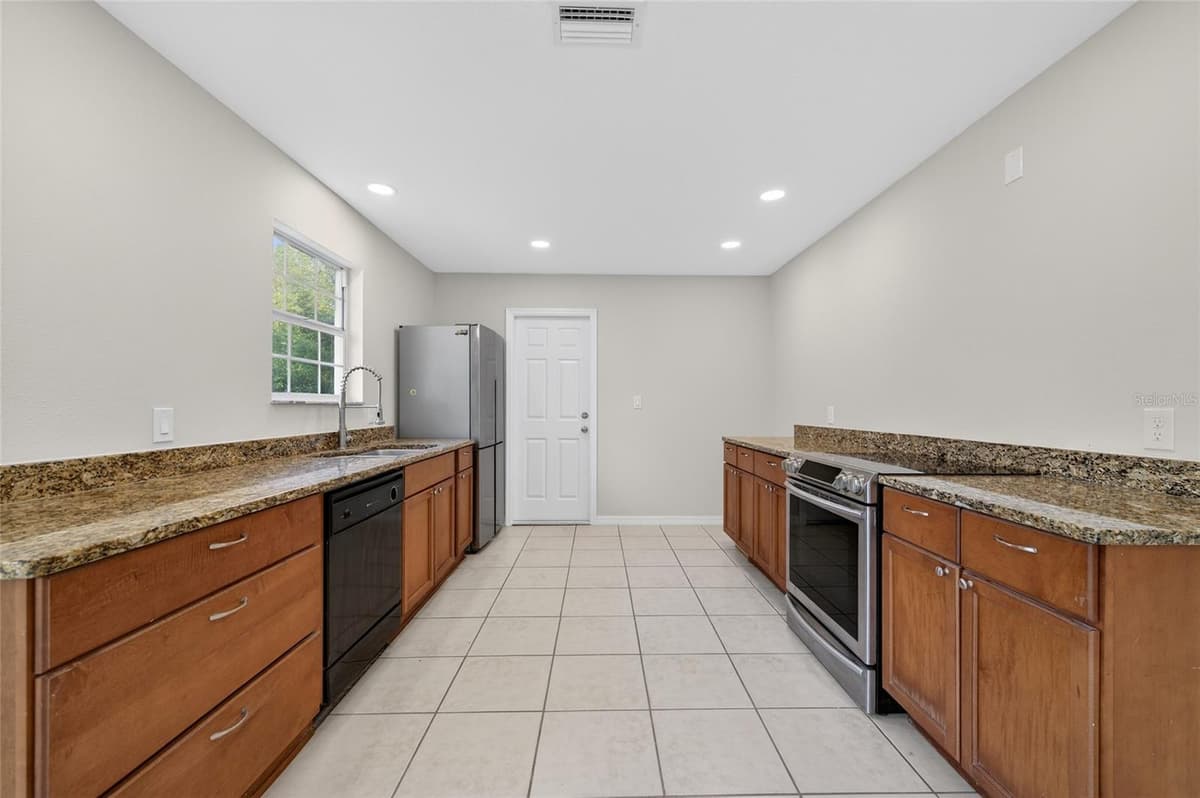 365 HAND AVENUE — photo 6 of 17