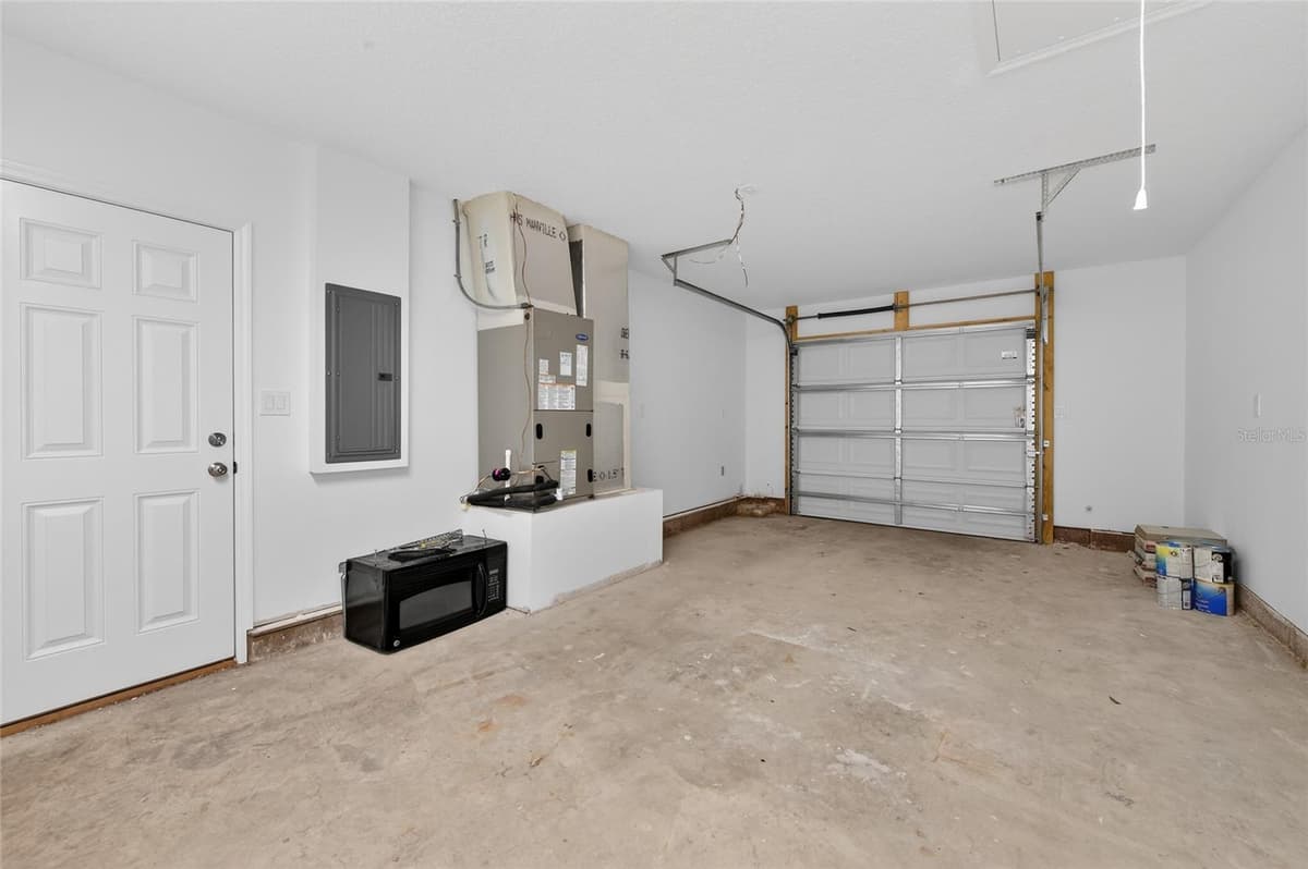 365 HAND AVENUE — photo 13 of 17