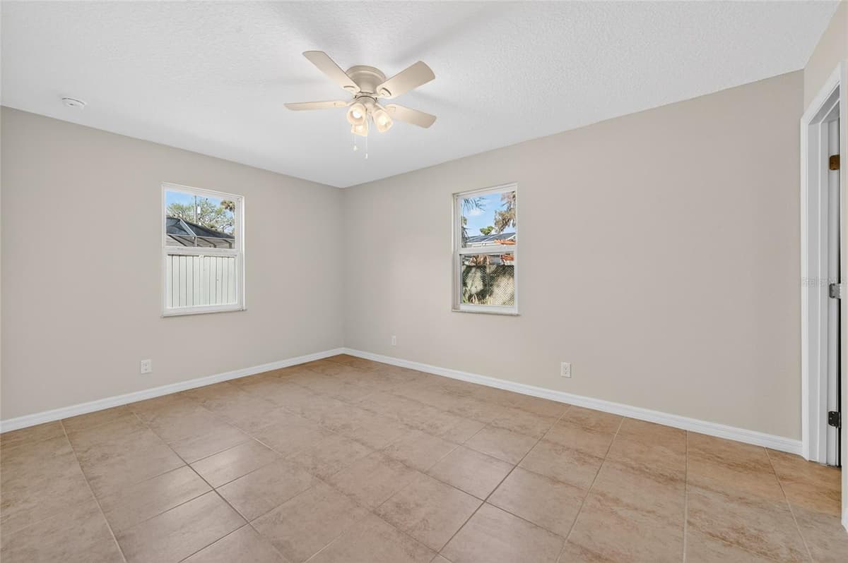 365 HAND AVENUE — photo 10 of 17