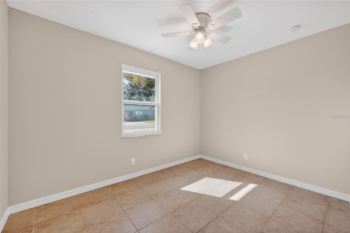 365 HAND AVENUE — photo 14 of 17
