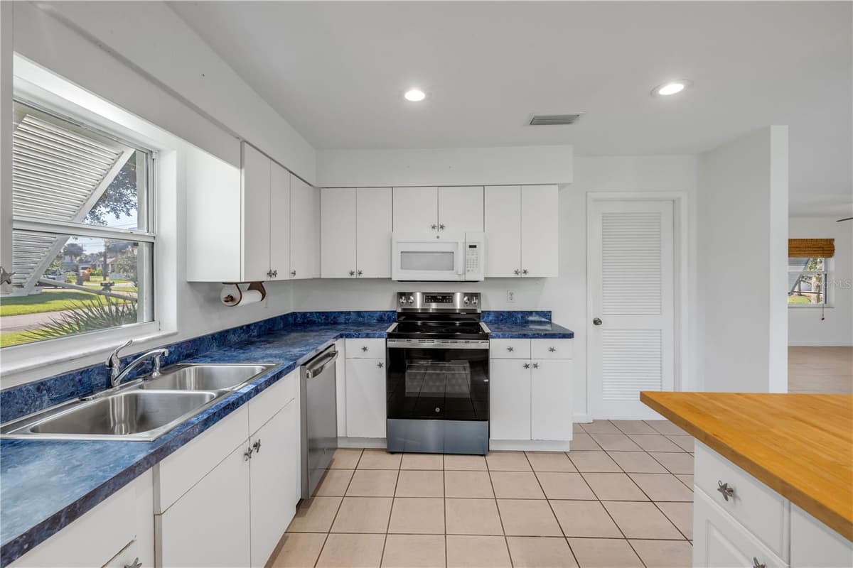 13 HILLSIDE DRIVE — photo 10 of 25