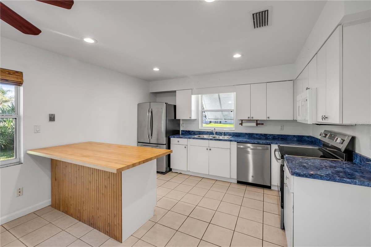 13 HILLSIDE DRIVE — photo 9 of 25