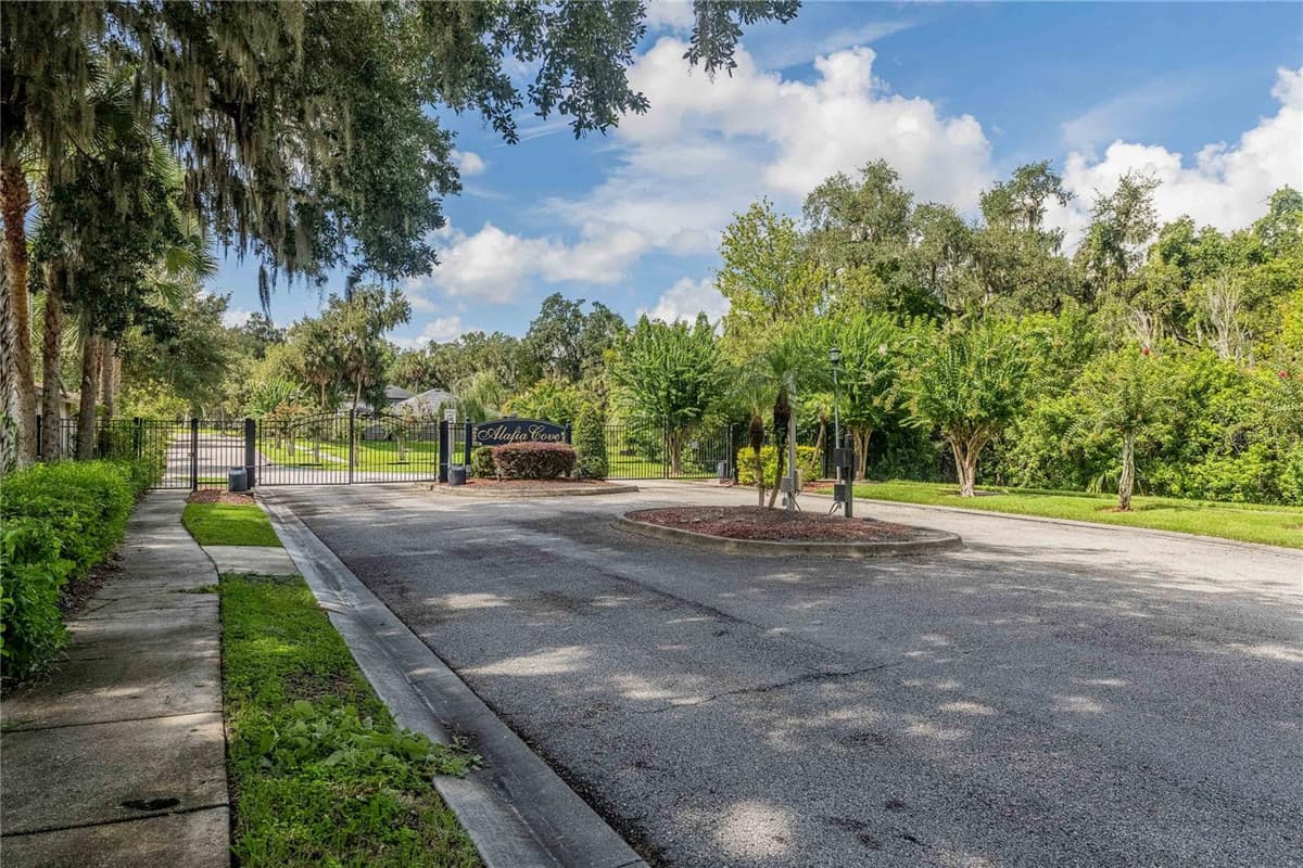 8834 ALAFIA COVE DRIVE — photo 4 of 38