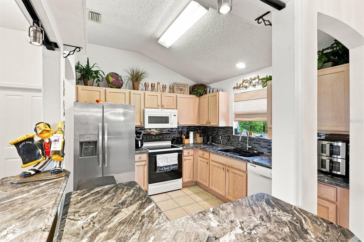 3425 CARBONDALE COURT — photo 12 of 41