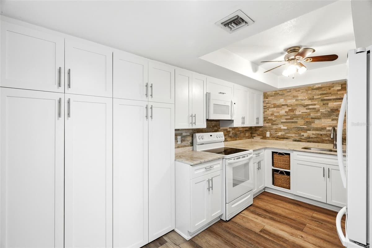 220 BELLEVIEW BOULEVARD — photo 14 of 44