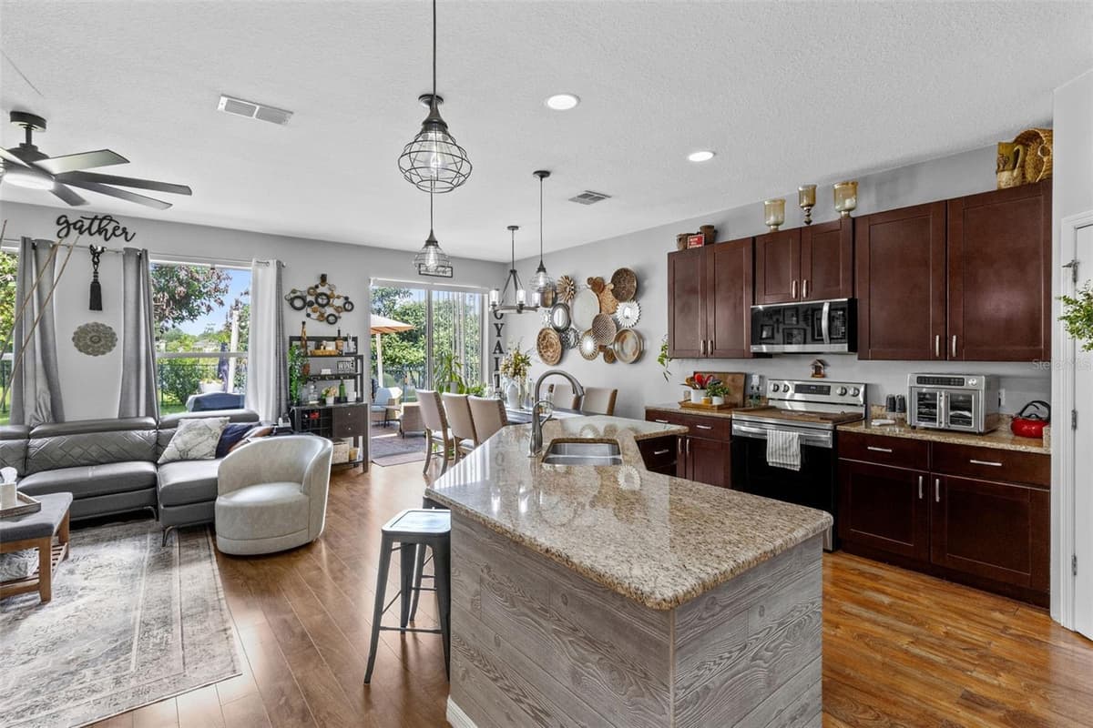 8126 CRUSHED PEPPER AVENUE — photo 11 of 31
