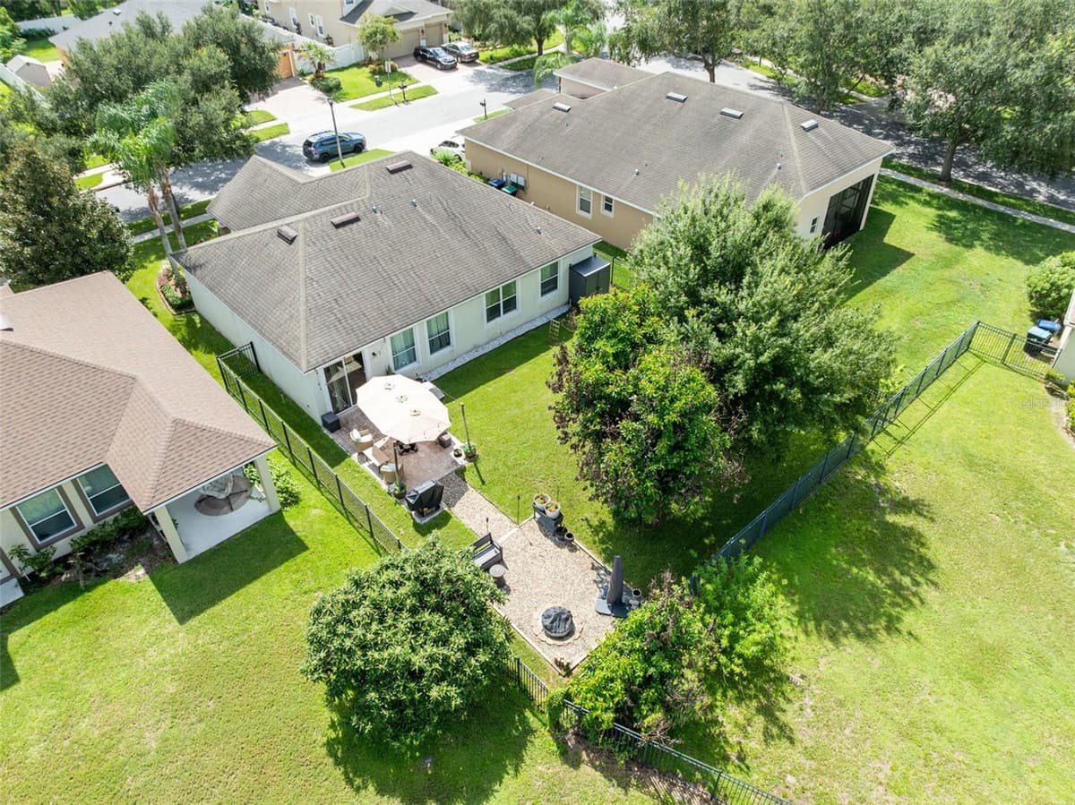 8126 CRUSHED PEPPER AVENUE — photo 4 of 31