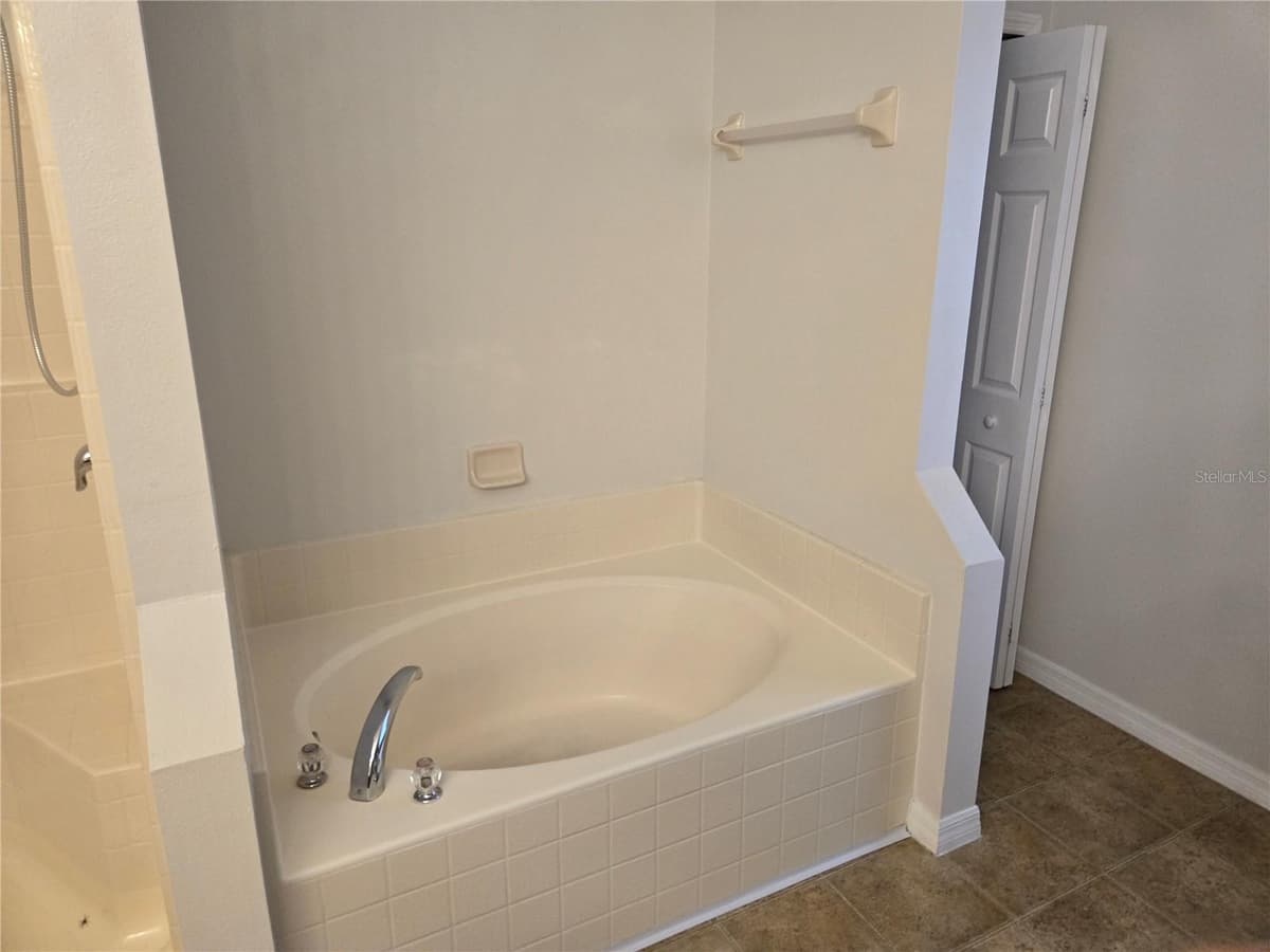 184 PARKVIEW DRIVE — photo 16 of 53
