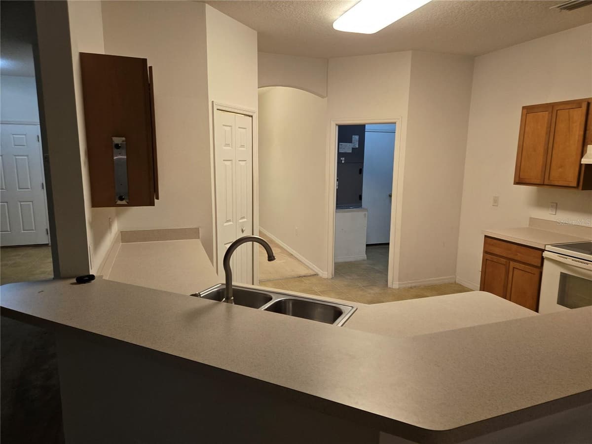 184 PARKVIEW DRIVE — photo 3 of 53