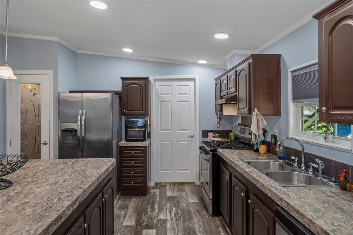 9028 WEST STREET — photo 10 of 44