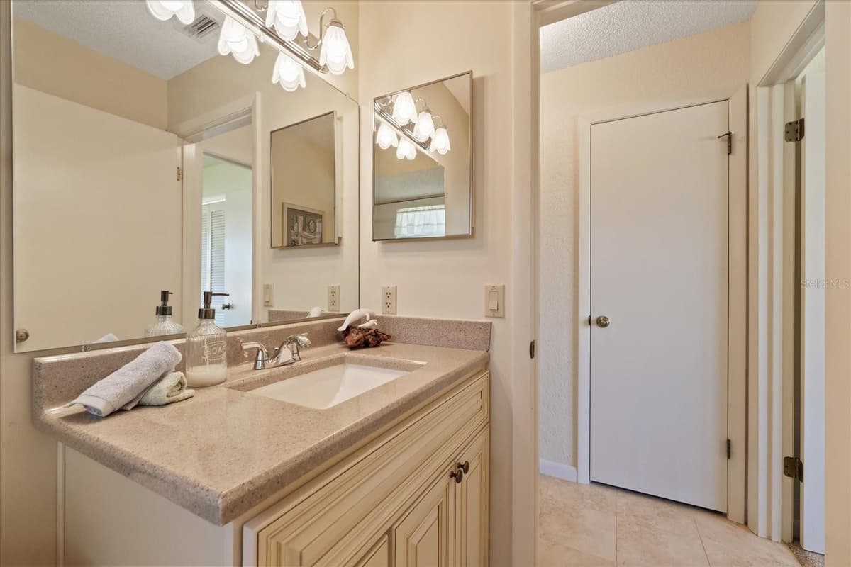 7329 FAIRWOOD AVENUE — photo 13 of 47