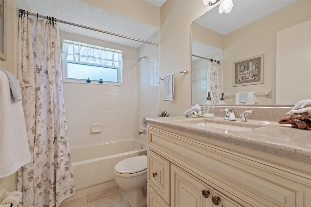 7329 FAIRWOOD AVENUE — photo 11 of 47