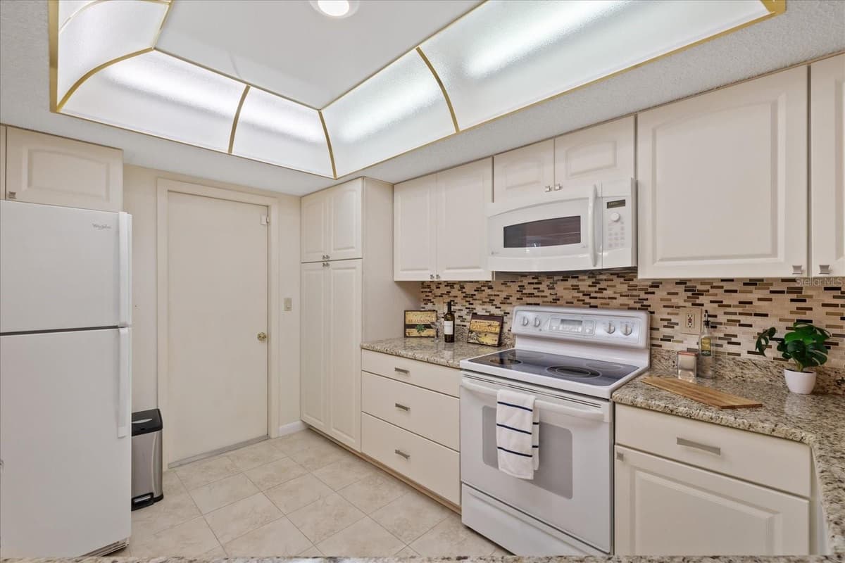 7329 FAIRWOOD AVENUE — photo 31 of 47