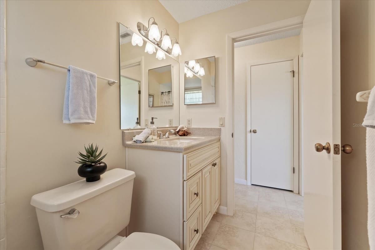 7329 FAIRWOOD AVENUE — photo 12 of 47