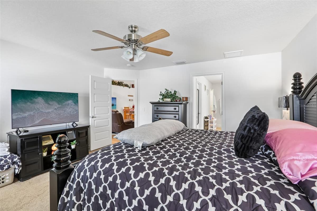 16214 VINE CLIFF AVENUE — photo 24 of 59