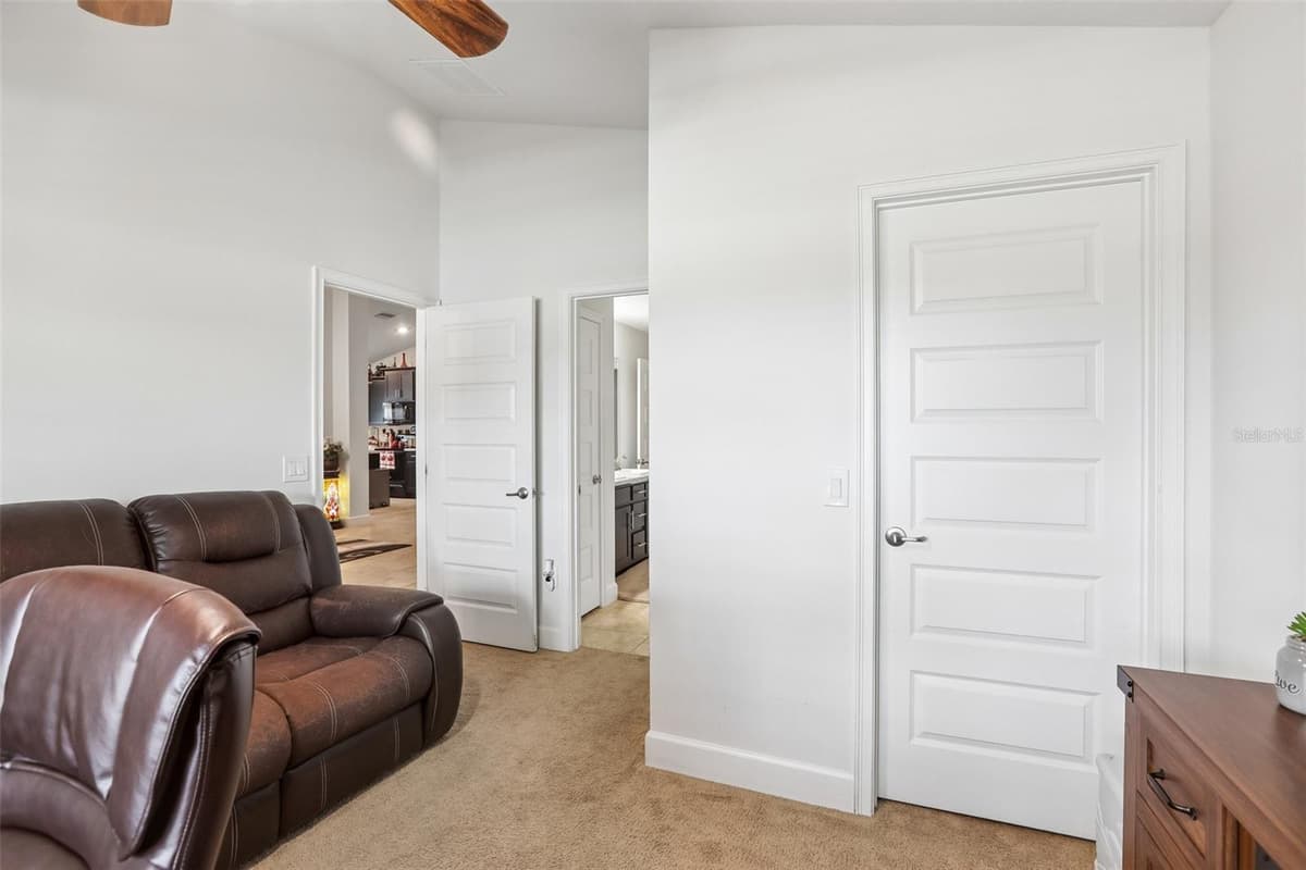 16214 VINE CLIFF AVENUE — photo 12 of 59