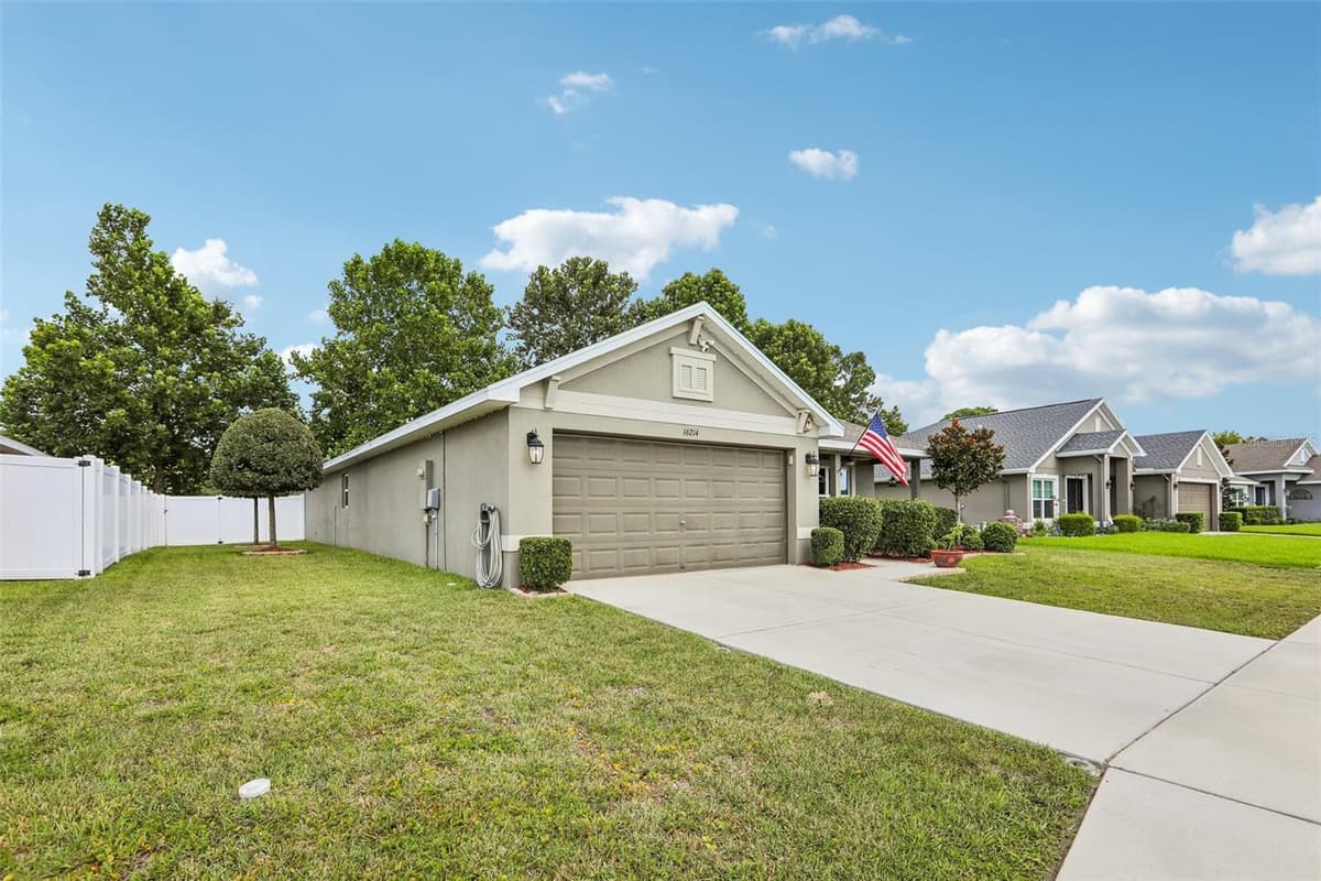 16214 VINE CLIFF AVENUE — photo 4 of 59