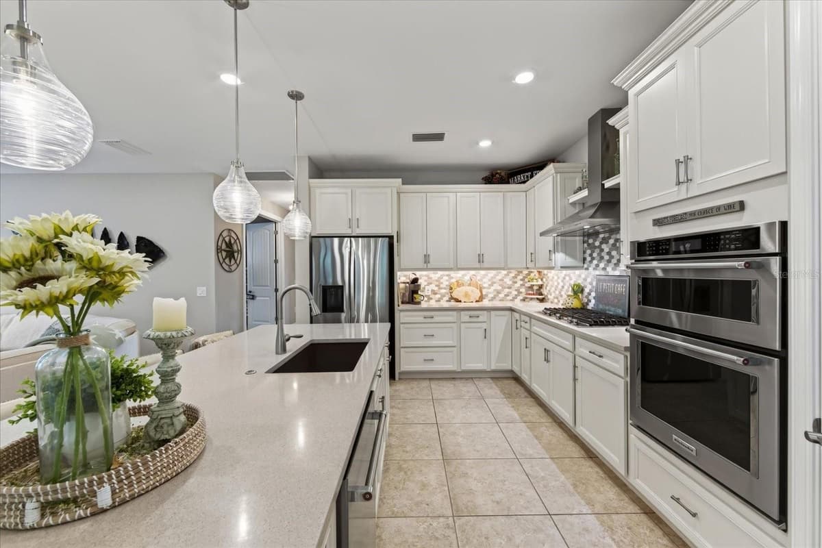 7608 VIOLA LOOP — photo 12 of 98