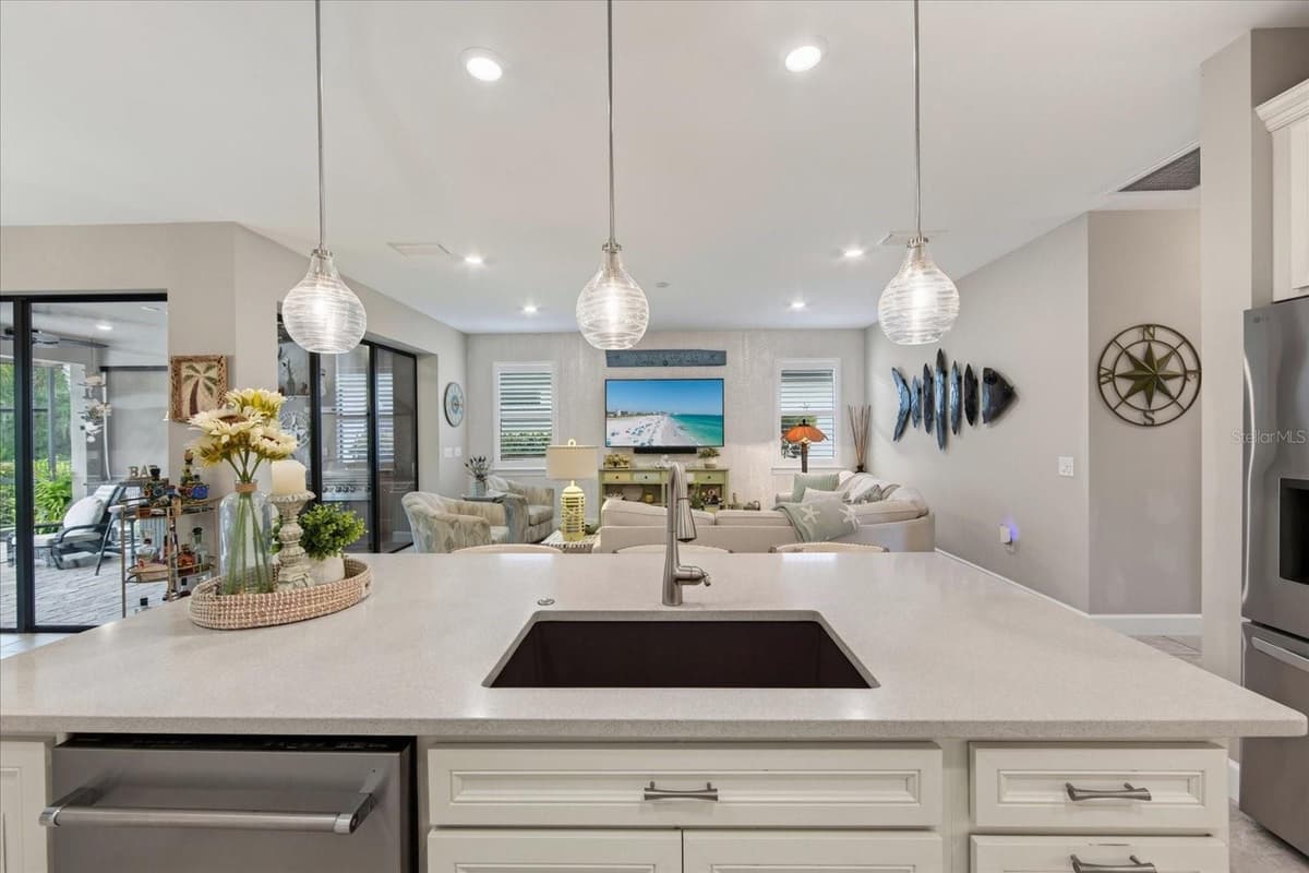 7608 VIOLA LOOP — photo 15 of 98