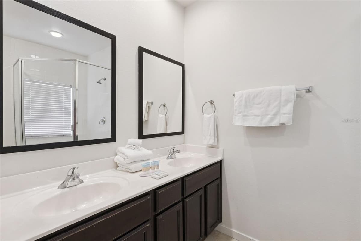 2711 COUPE STREET — photo 13 of 33