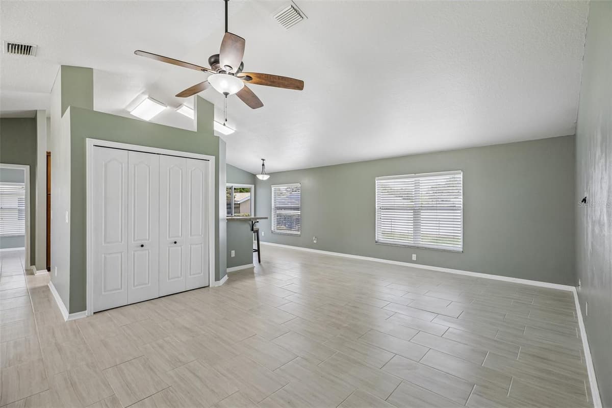 5705 89TH PLACE — photo 12 of 54