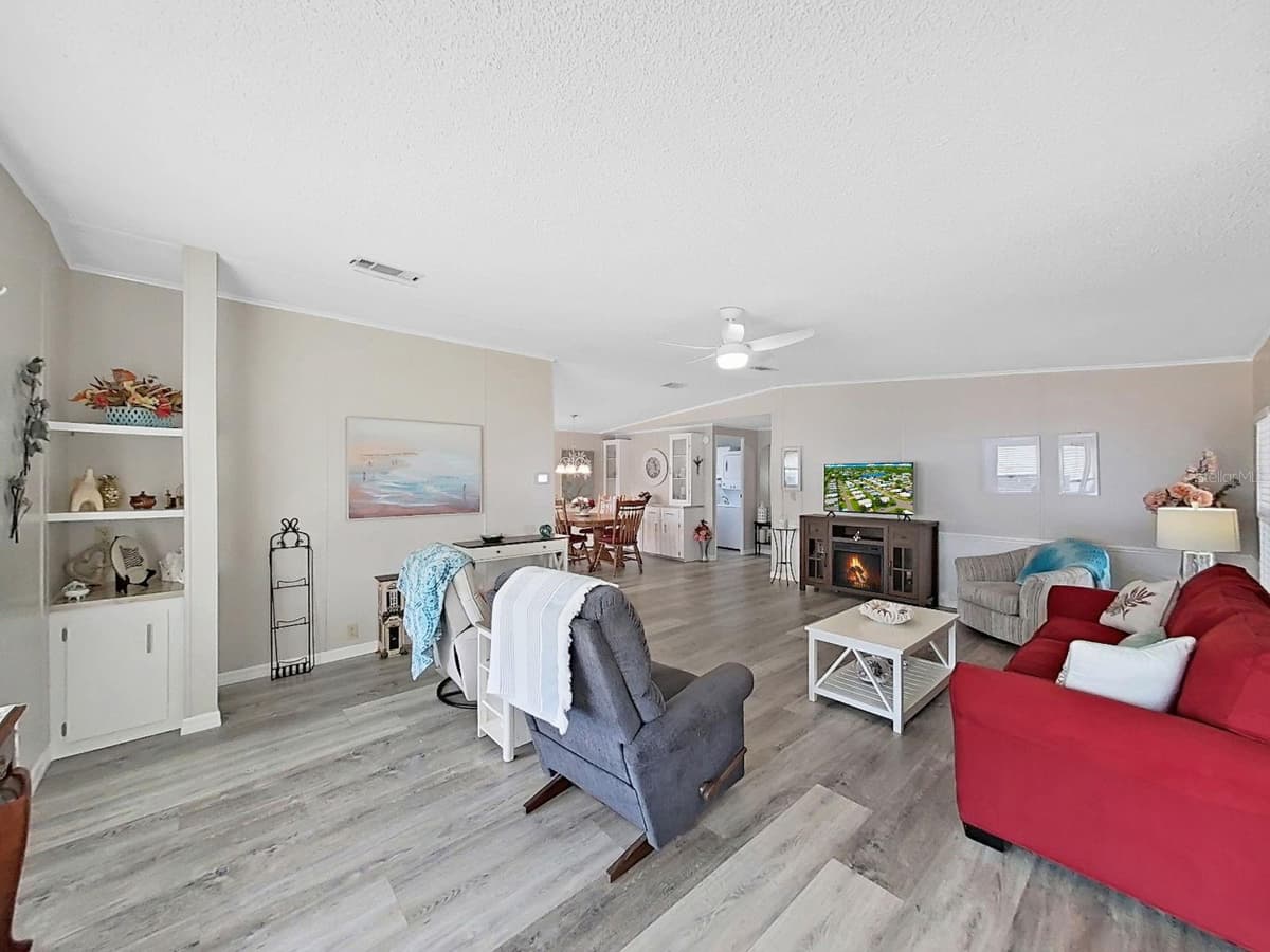 4950 FOXWOOD BLVD — photo 10 of 32
