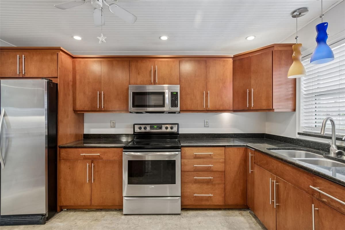139 BLUFF VIEW DRIVE — photo 6 of 43