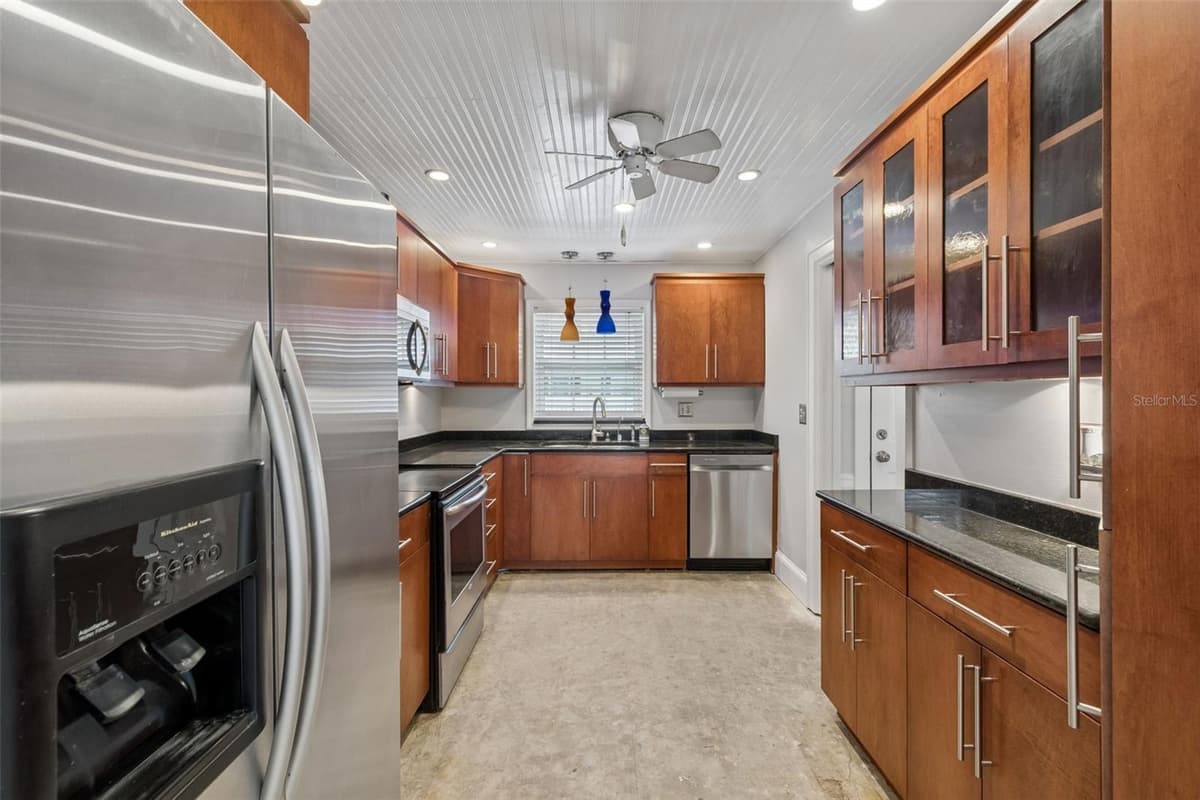 139 BLUFF VIEW DRIVE — photo 3 of 43