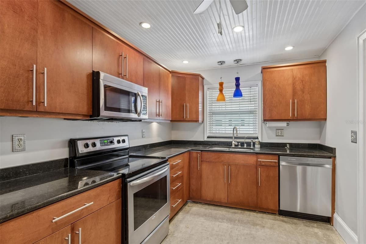 139 BLUFF VIEW DRIVE — photo 4 of 43