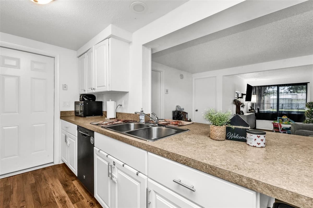 394 KOSTNER STREET — photo 7 of 25