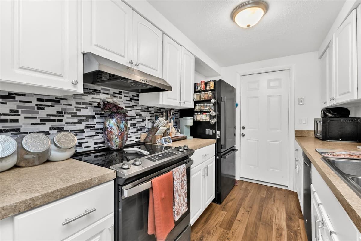 394 KOSTNER STREET — photo 6 of 25