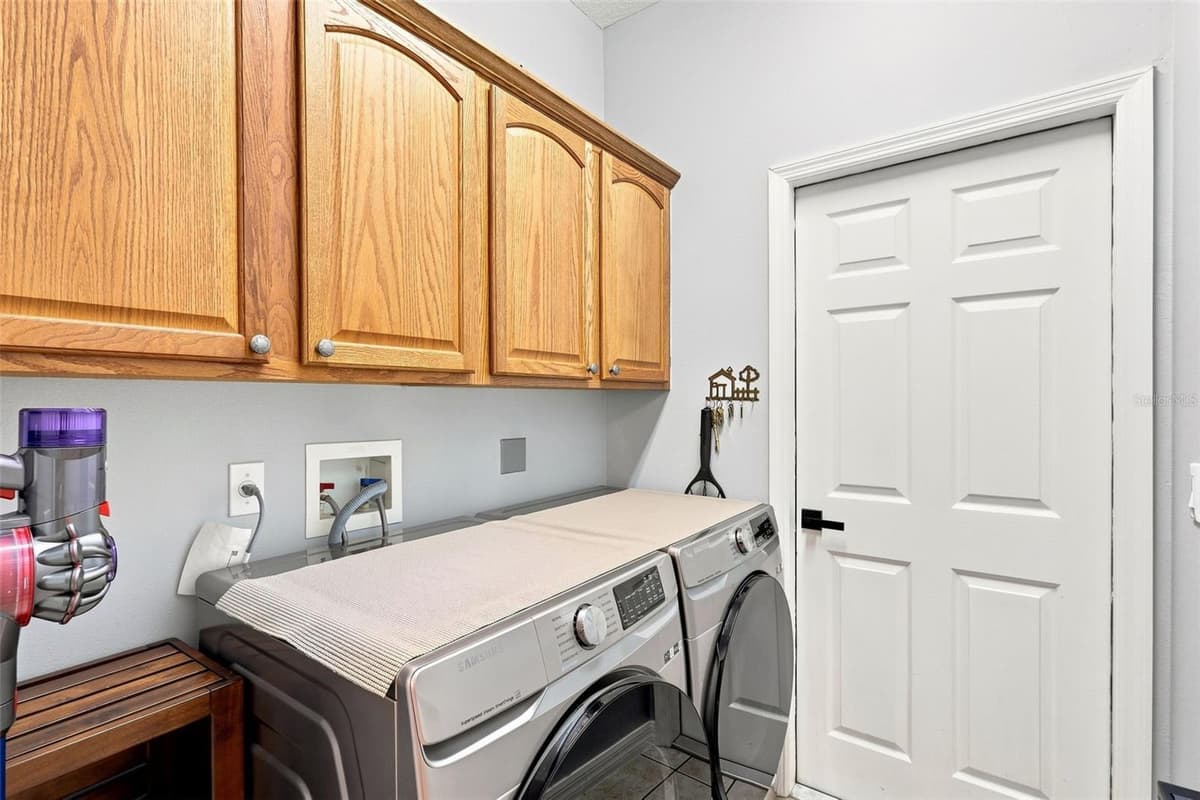 551 WOODFORD DRIVE — photo 34 of 53