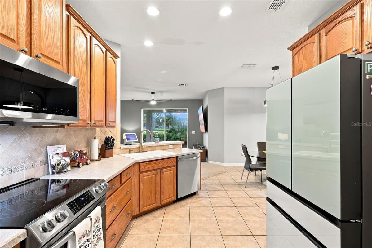 551 WOODFORD DRIVE — photo 16 of 53