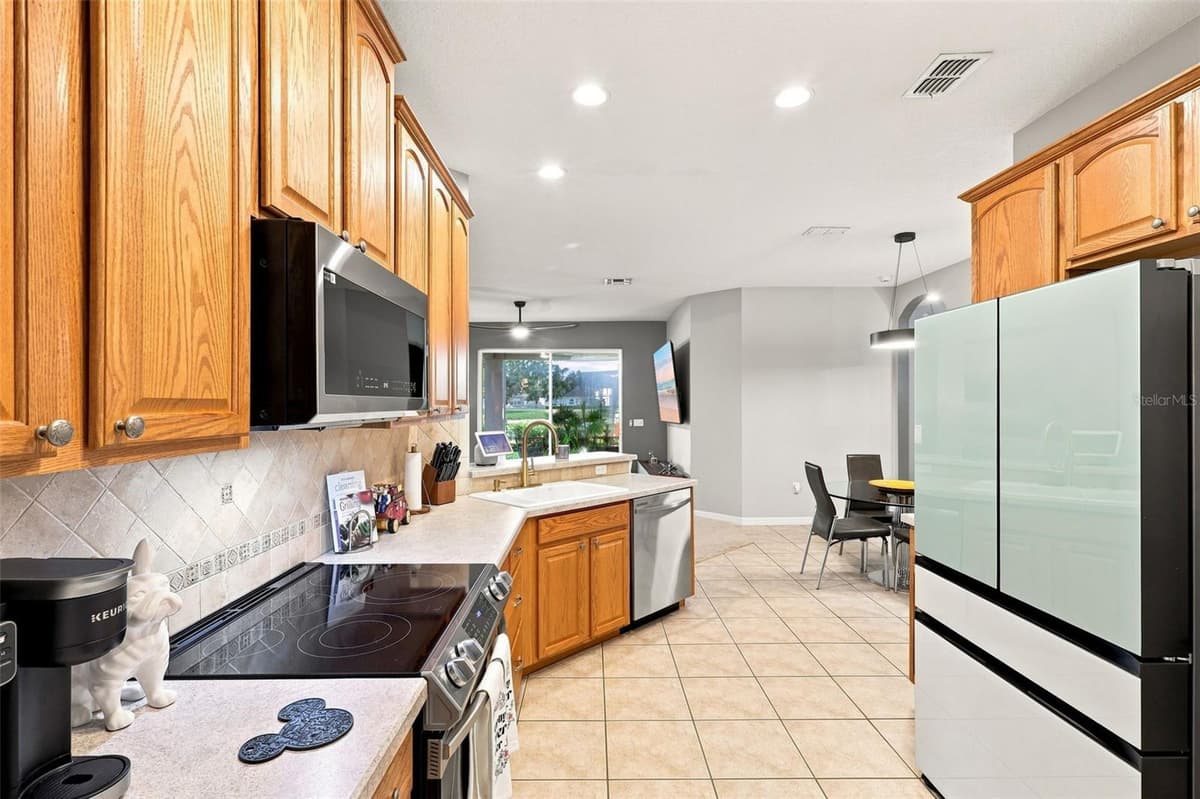 551 WOODFORD DRIVE — photo 15 of 53