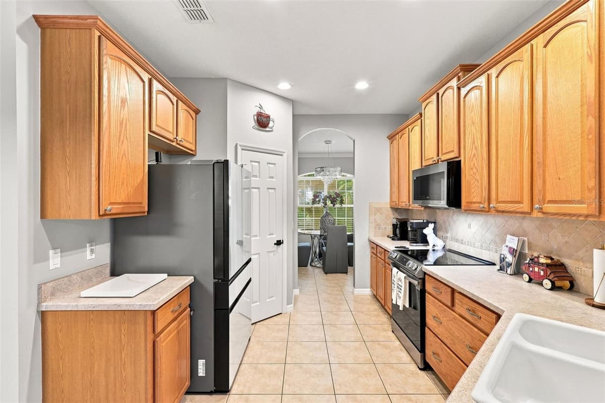 551 WOODFORD DRIVE — photo 14 of 53