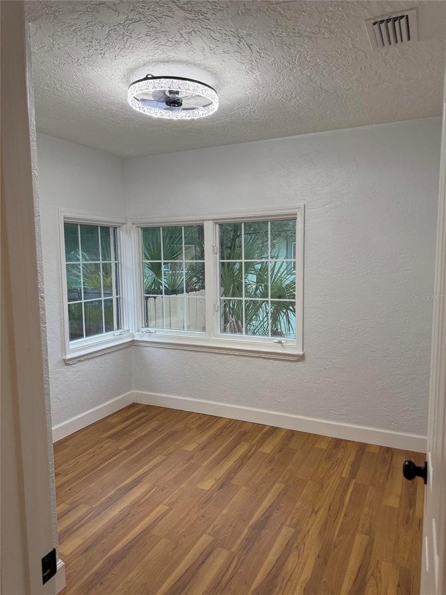 1200 SUNSHINE AVENUE — photo 13 of 19