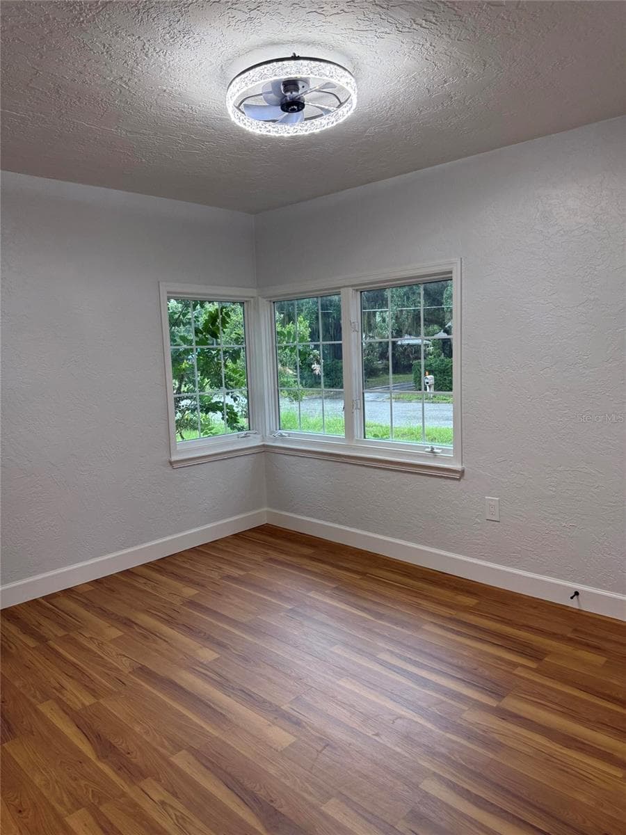 1200 SUNSHINE AVENUE — photo 10 of 19