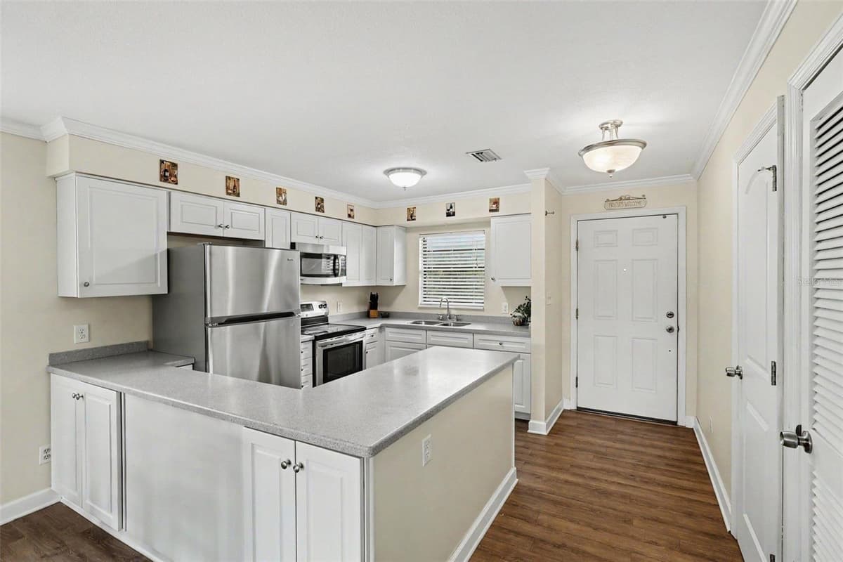 200 SAINT LUCIE LANE — photo 4 of 34