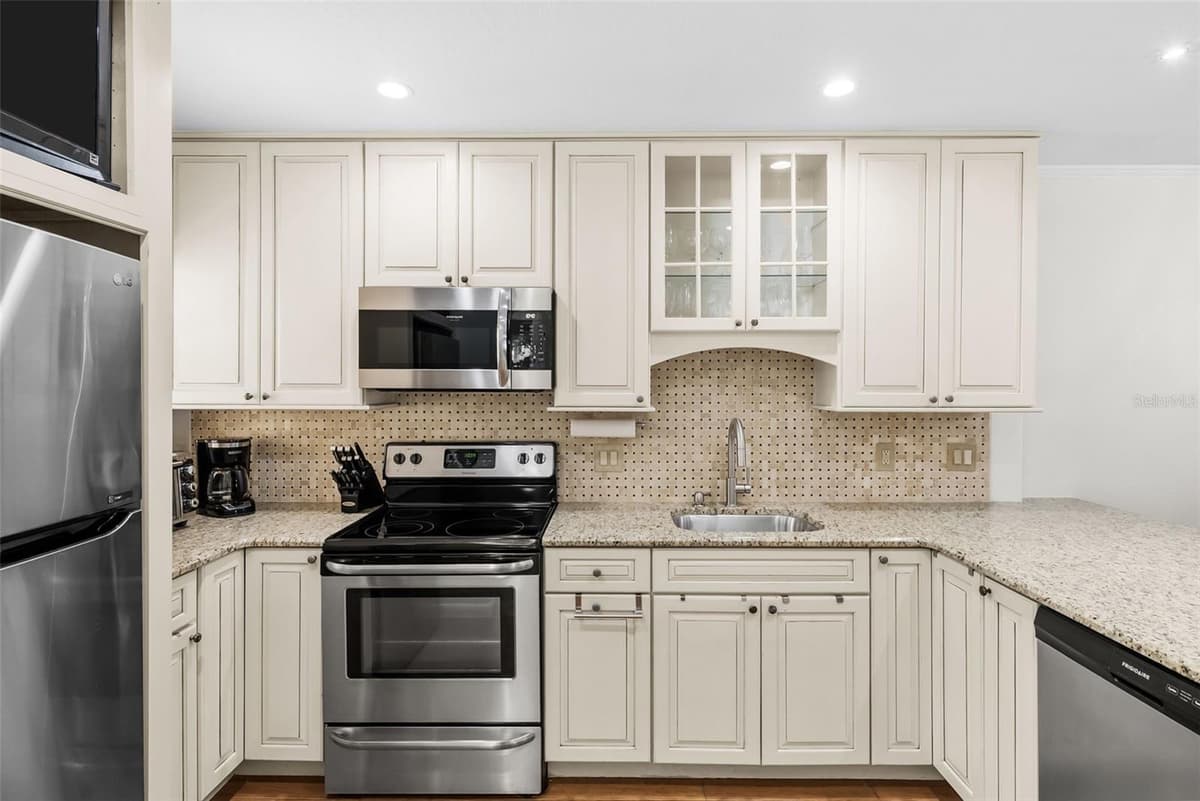 3810 OAK DRIVE — photo 10 of 51