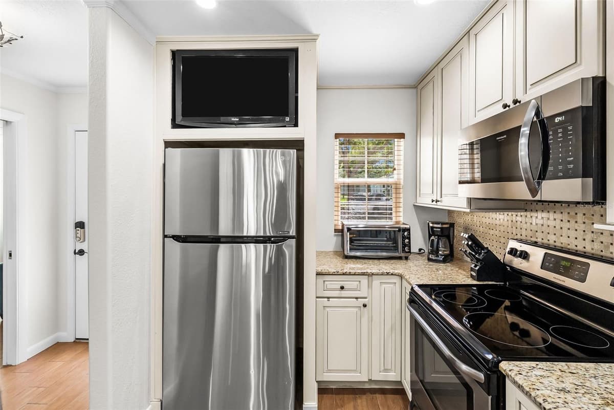 3810 OAK DRIVE — photo 11 of 51