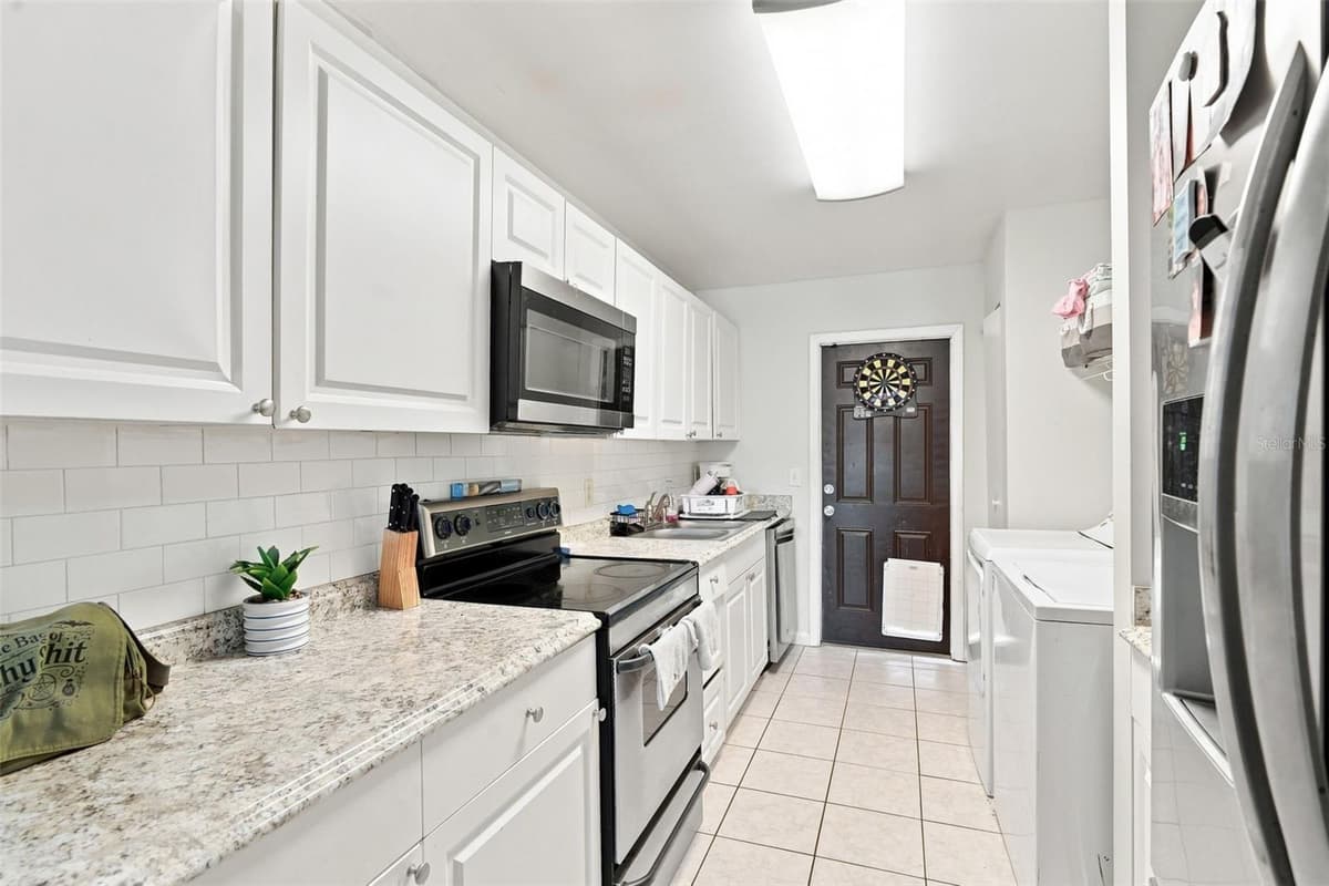605 NORTHLAKE BOULEVARD — photo 4 of 25