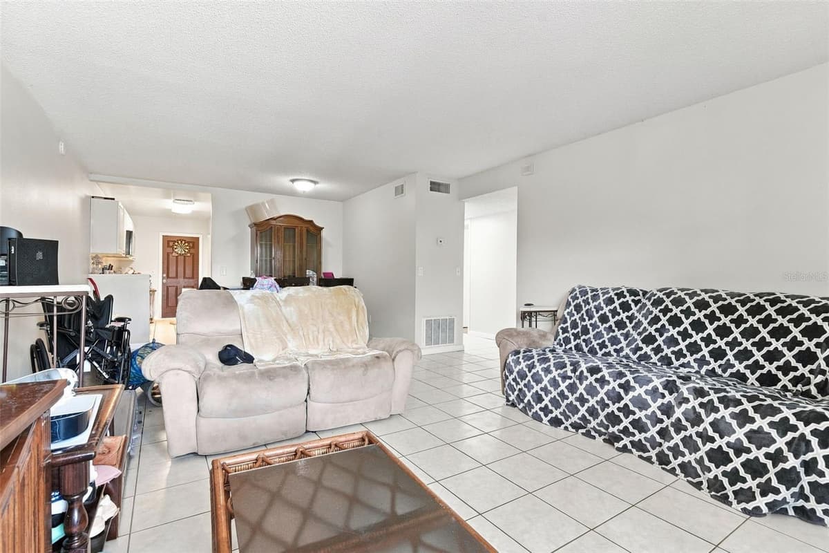 605 NORTHLAKE BOULEVARD — photo 3 of 25