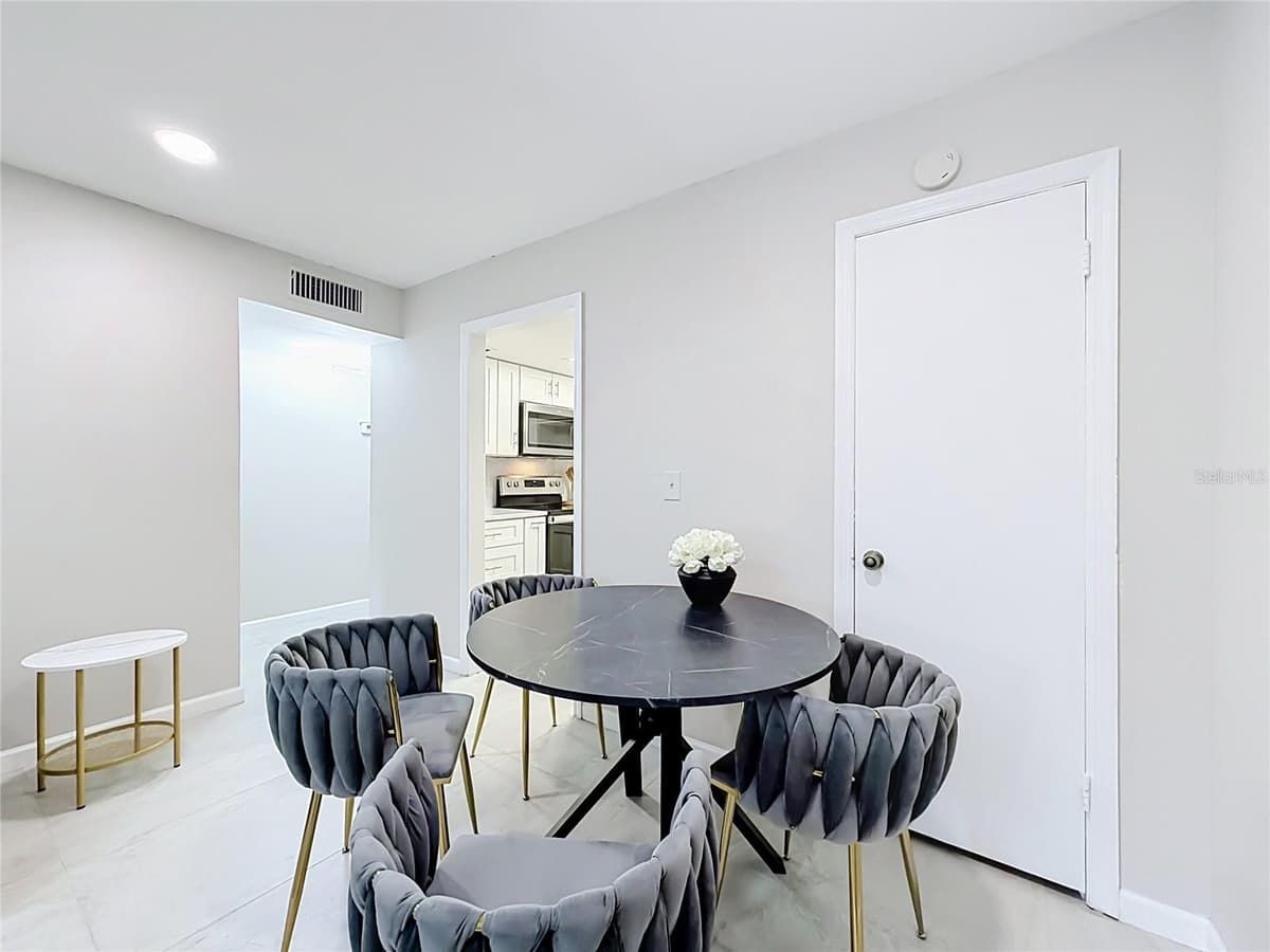 476 BANYON TREE CIRCLE — photo 9 of 24