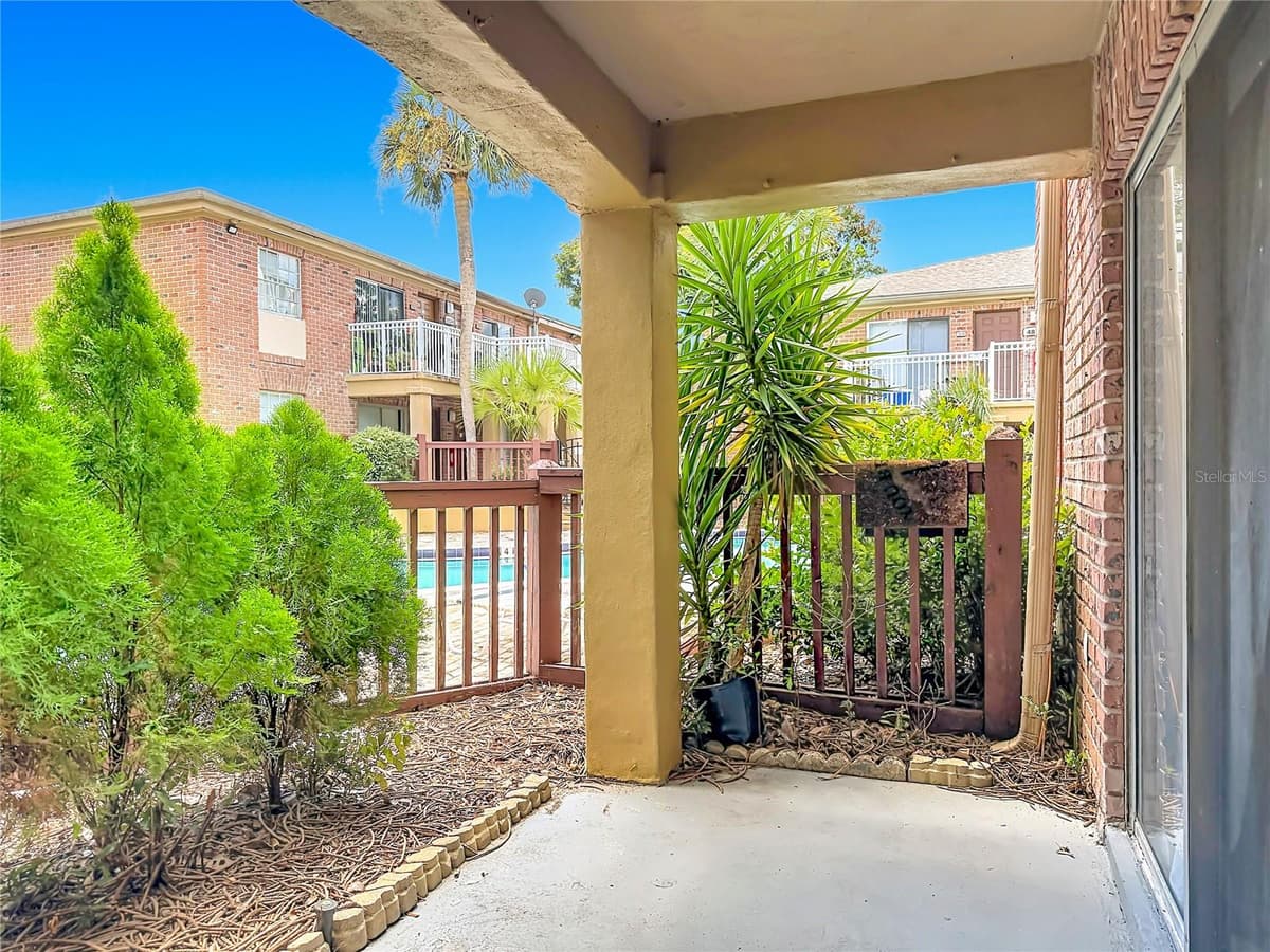 476 BANYON TREE CIRCLE — photo 3 of 24