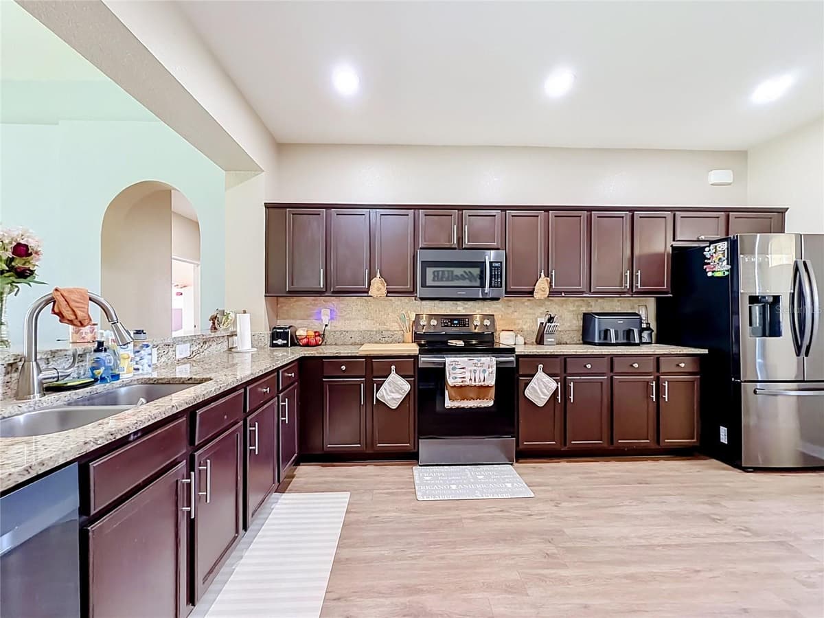 8230 WOODVINE CIRCLE — photo 14 of 55