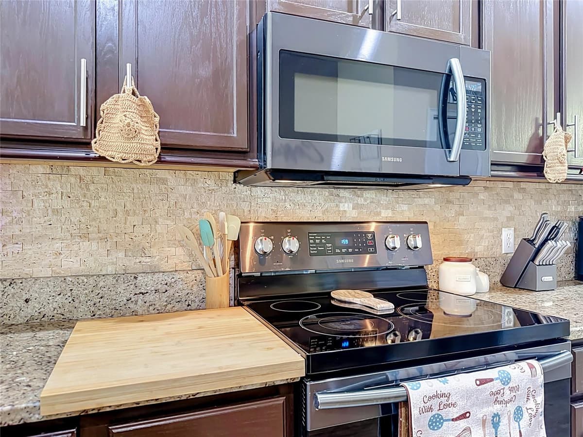 8230 WOODVINE CIRCLE — photo 16 of 55