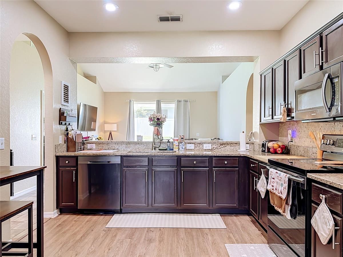 8230 WOODVINE CIRCLE — photo 18 of 55