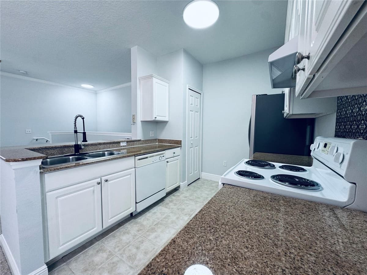 233 SOUTHERN PECAN CIRCLE — photo 14 of 42